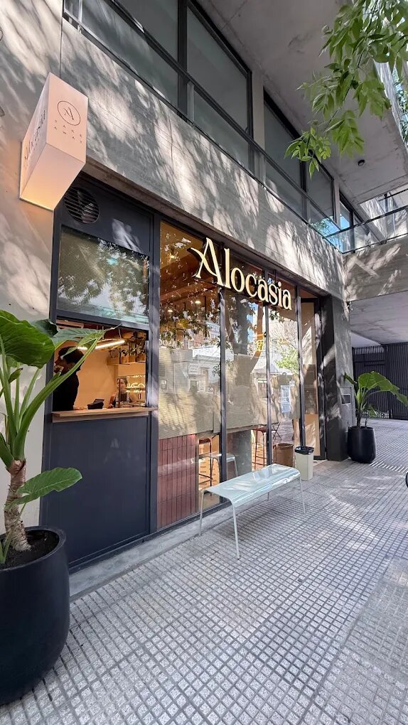 Fachada de Alocasia Café en Montañeses 2885, Núñez, con plantas y luz natural